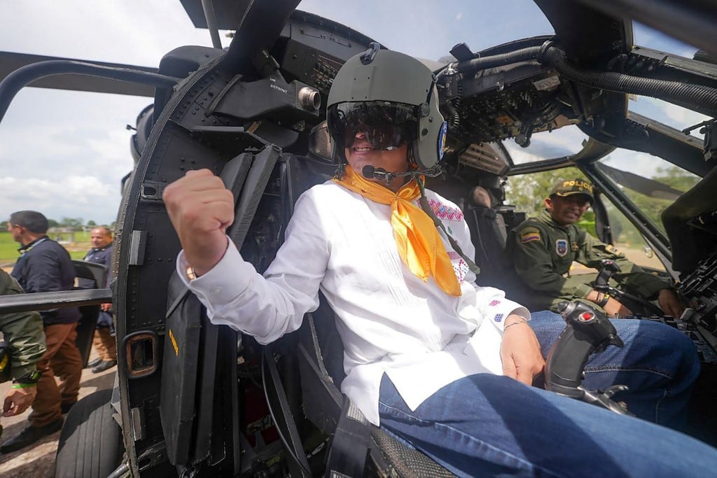(ARCHIVOS) Fotografía difundida por la oficina de prensa de la Presidencia de Colombia que muestra al presidente Gustavo Petro en la cabina de uno de los 12 helicópteros Black Hawk donados por el gobierno de Estados Unidos para la protección de la Amazonía en San José del Guaviare el 26 de octubre de 2022. El presidente colombiano Gustavo Petro declaró el 10 de febrero de 2026 que escapó de un intento de asesinato mientras volaba en helicóptero, tras meses de advertencias sobre un supuesto complot del narcotráfico para atentar contra él. (Foto de Handout / Presidencia de Colombia / AFP)