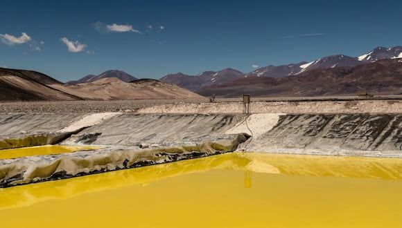 Piscinas de evaporación de salmuera en el proyecto de litio Tres Quebradas en la provincia de Catamarca, Argentina, en diciembre de 2021. (Foto: Bloomberg)