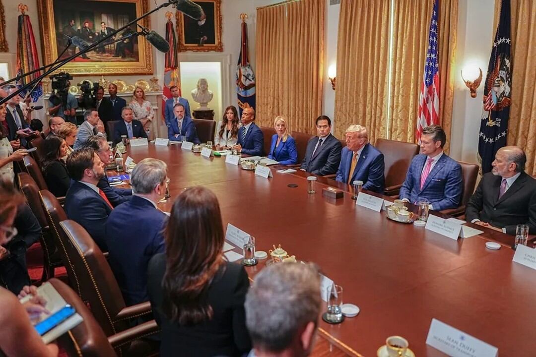 El presidente de Estados Unidos, Donald Trump (c), habla durante una reunión de su gabinete, este 8 de julio de 2025, donde la prensa le preguntó por Jeffrey Epstein. EFE/Aaron Schwartz/Pool