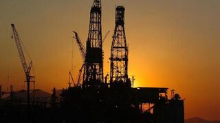 Precios del petróleo se disparan con el riesgo de invasión a Ucrania