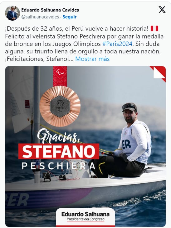 Stefano Peschiera es felicitado por el presidente del Congreso. Foto: X