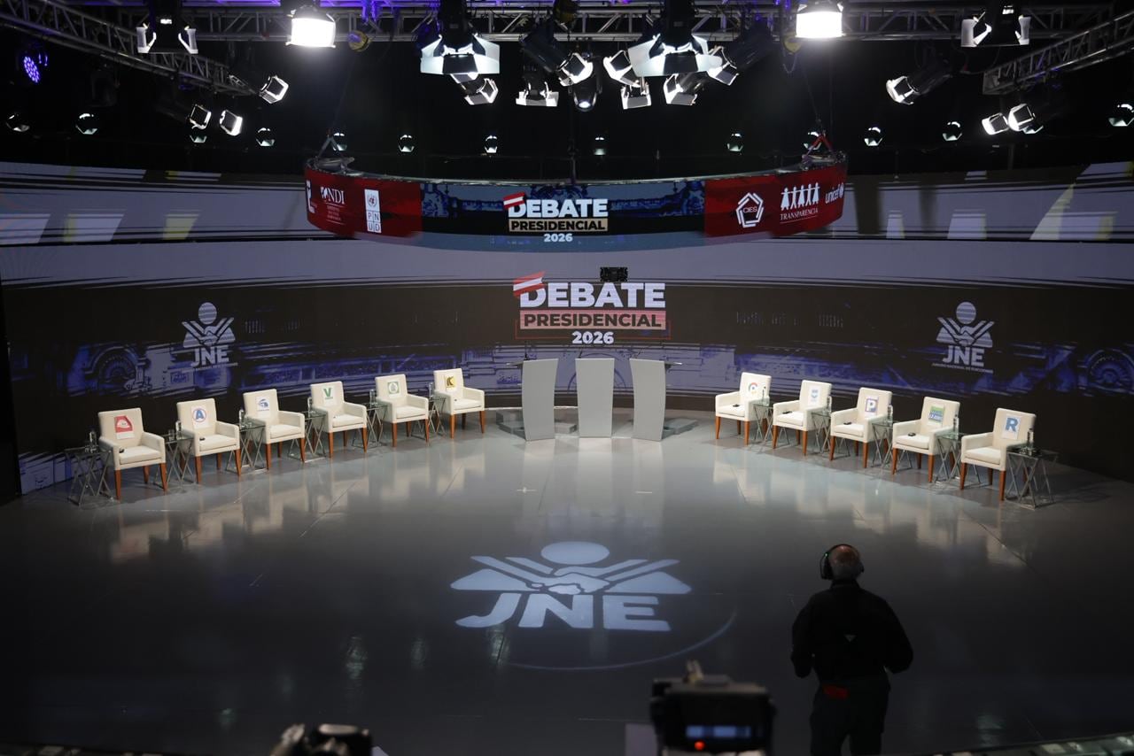 Escenario donde se va realizar el debate presidencial 2026. Y recorrido por la zona de prensa del presidente del jurado Roberto burneo. Fotos: Hugo Pérez /@photo.gec