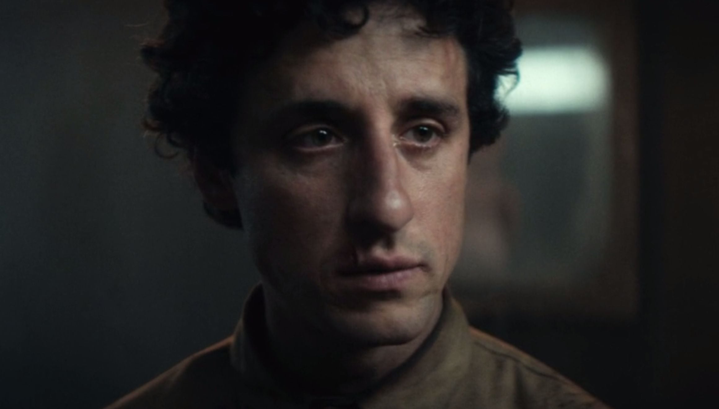 En la película, un grupo de personas se encuentra recluida en una prisión con una peculiar plataforma que les suministra comida a diario (Foto: Netflix)