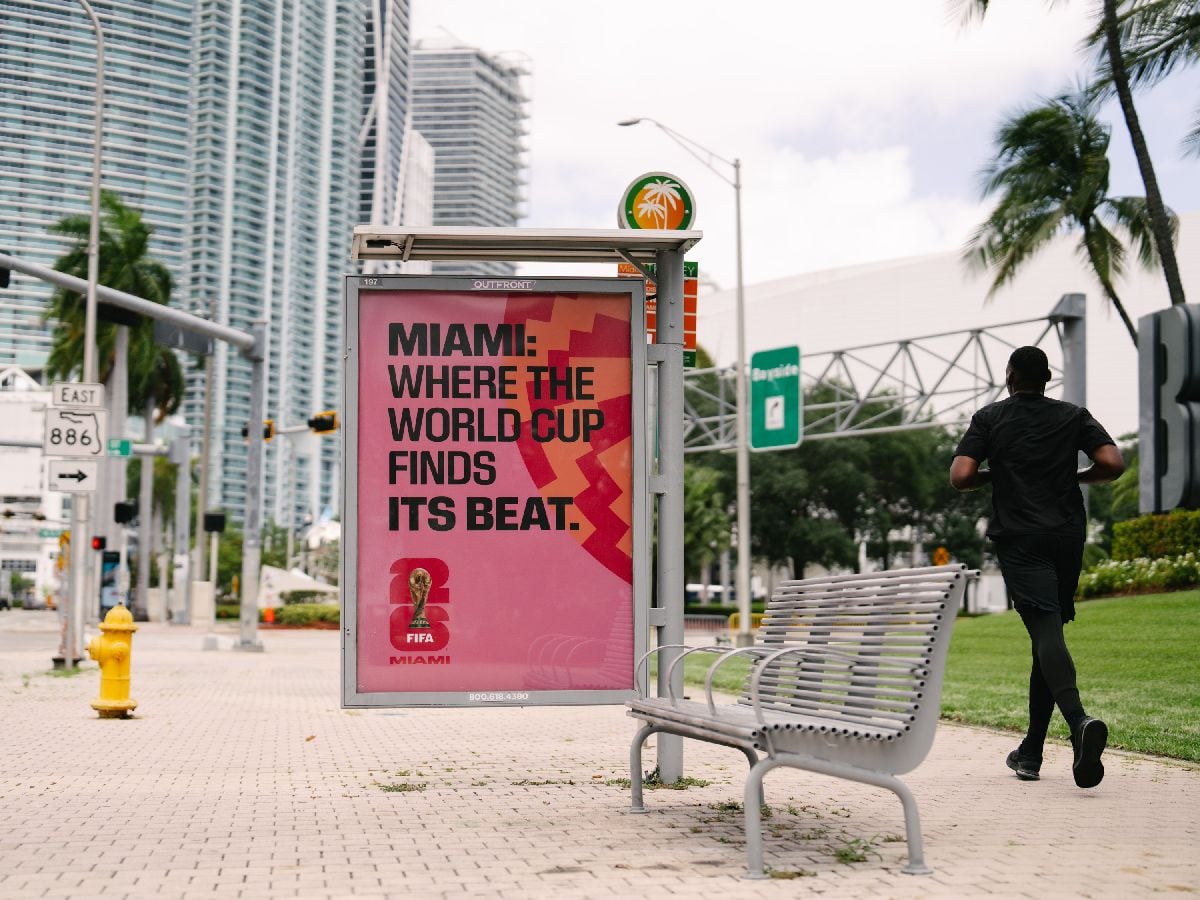 Un anuncio en una parada de autobús con motivo de la Copa del Mundo en Miami.