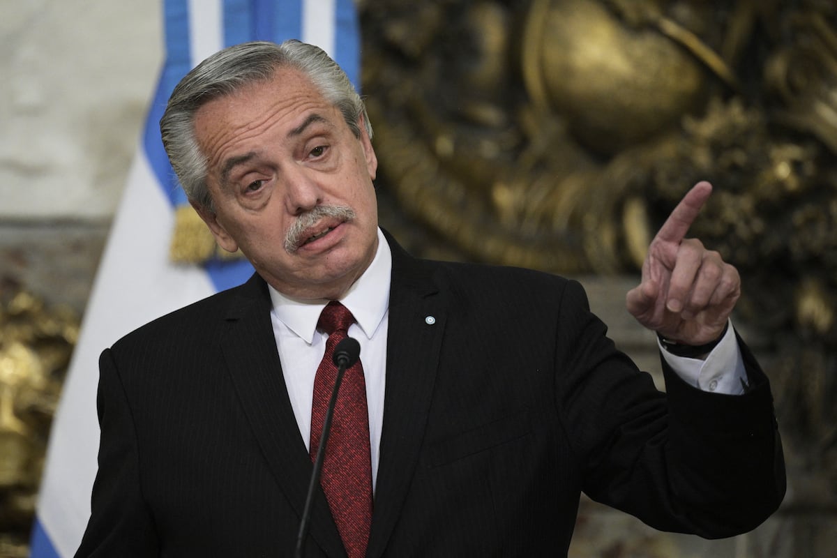 Imagen de archivo | El presidente argentino Alberto Fernández habla durante una conferencia de prensa conjunta con el presidente rumano Klaus Iohannis (no en el marco) después de una reunión bilateral en la Casa Rosada en Buenos Aires el 25 de abril de 2023. (Foto de JUAN MABROMATA / AFP)