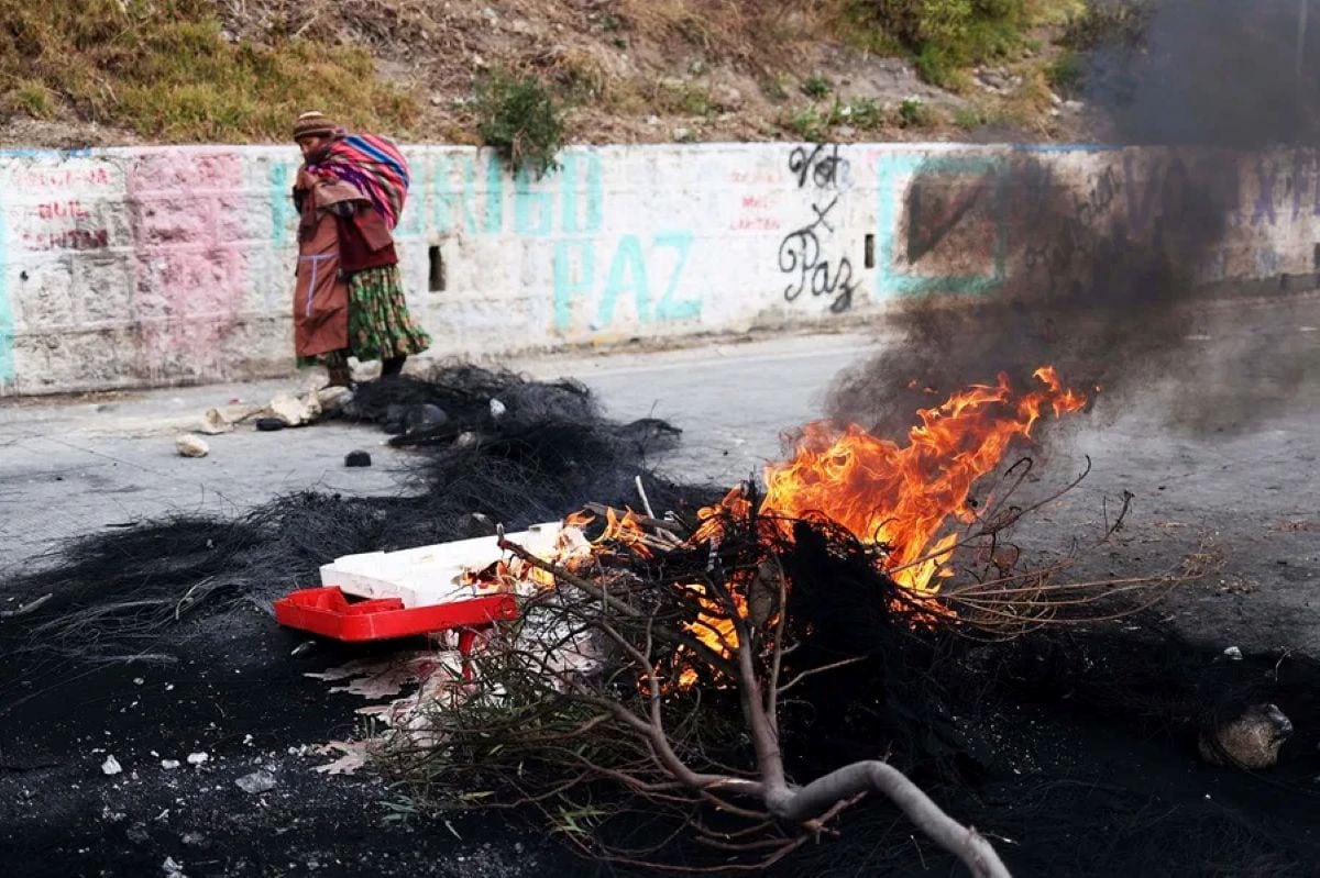 Policías y militares retiraron este fin de semana el material utilizado para bloquear las principales carreteras del país. Foto: EFE.