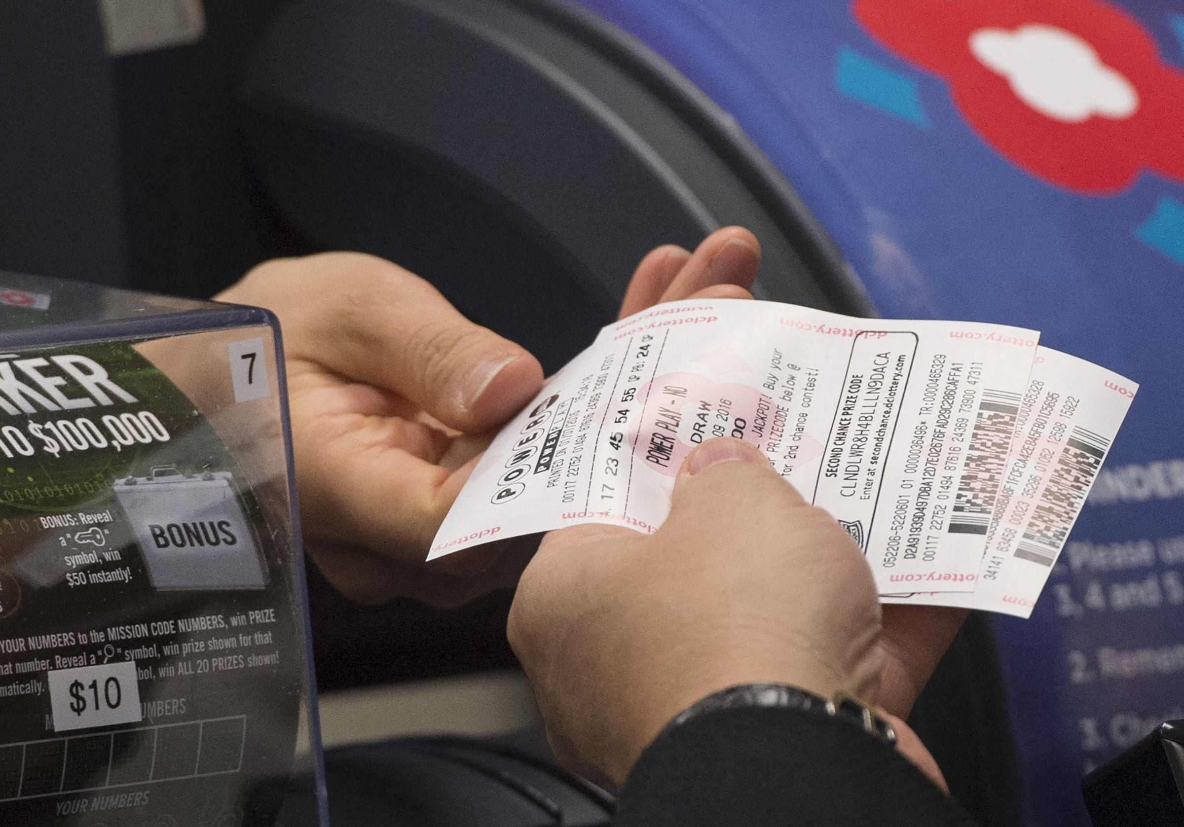 Por lo general, los participantes del Powerball pueden reclamar un premio de hasta $600 en cualquier lotería autorizada de la jurisdicción donde compraron el boleto. (Foto: SAUL LOEB / AFP)