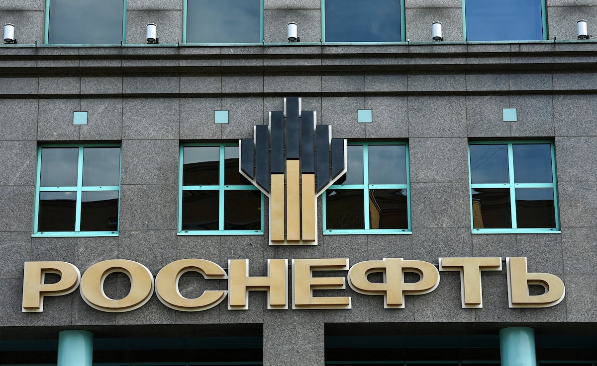 El logotipo del productor de petróleo ruso Rosneft se muestra en su sede en Moscú el 18 de abril de 2021. (Kirill KUDRYAVTSEV / AFP).