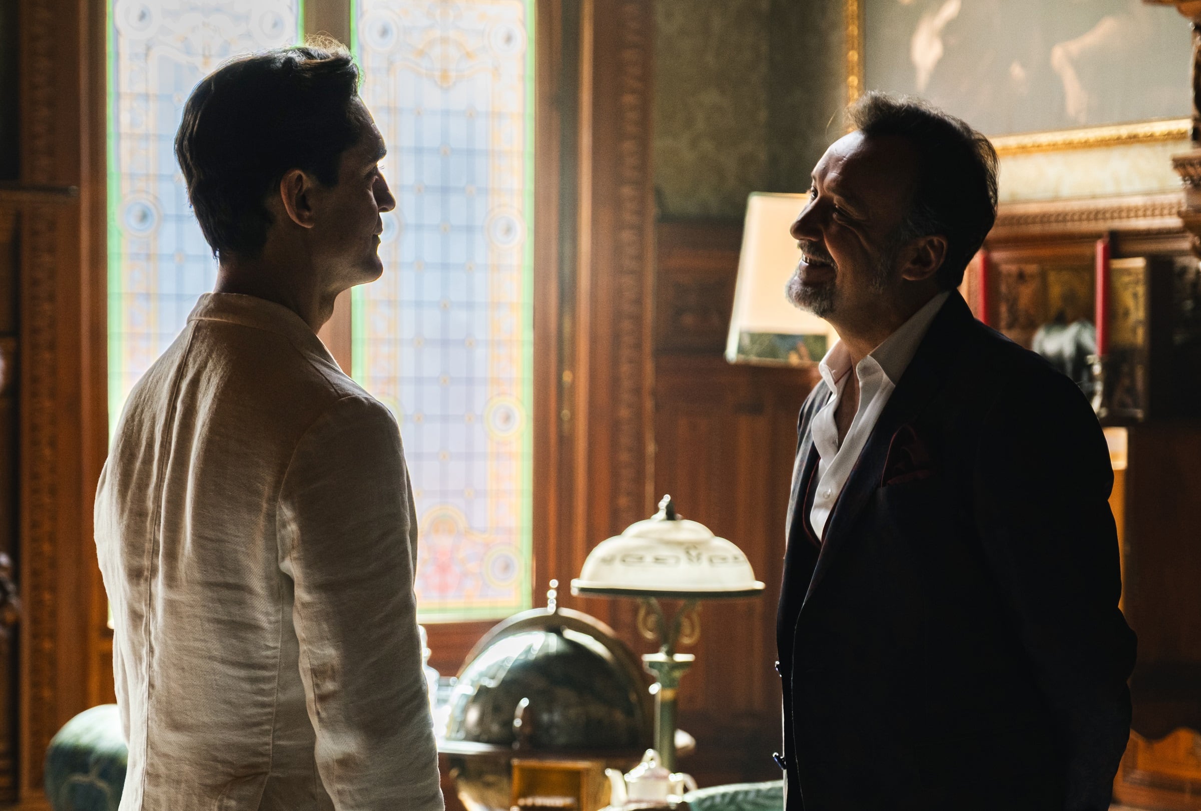 Pedro Alonso como Berlín y Jose Luis García Pérez como Duque en una escena del primer episodio de la serie española "Berlín y la dama del armiño" (Foto: Netflix)