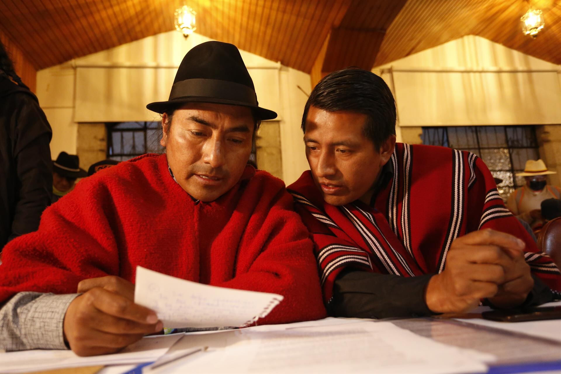 El presidente de la Confederación de Nacionalidades Indígenas del Ecuador (Conaie), Leonidas Iza (izq). (EFE/Santiago Fernández).