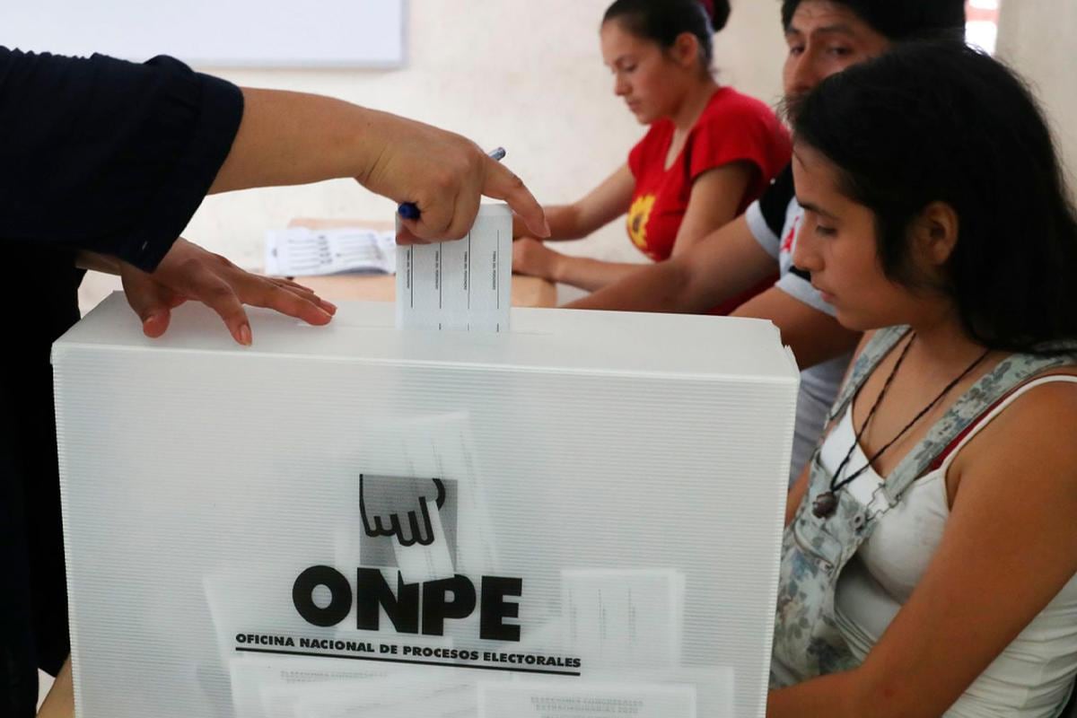 Aquí la ONPE tiene un rol clave, debe procurar que los ciudadanos entiendan cómo votar, realizando campañas informativas de mayor alcance, para que se distinga con claridad el voto . (Foto: Andina)