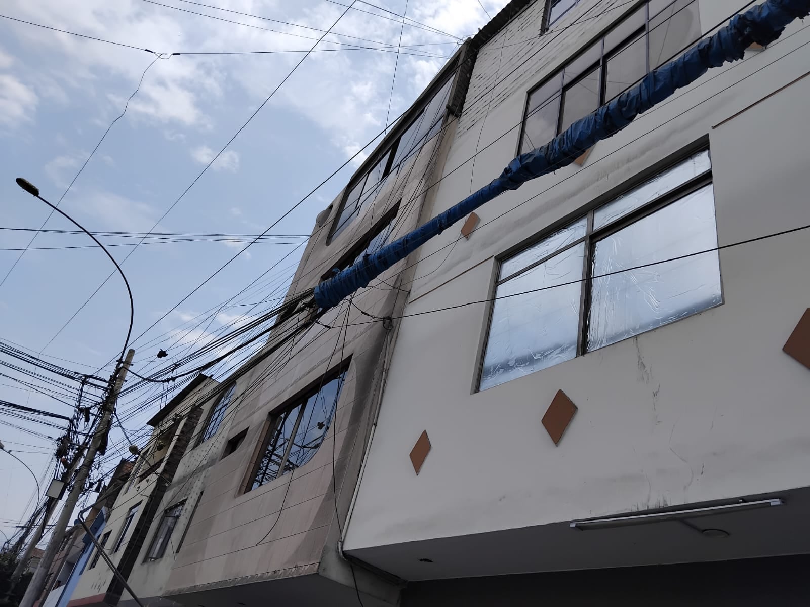 Los vecinos, de l Jr. Riobamba en San Martín de Porres, están forrando con plástico los cables Foto: Defensoría