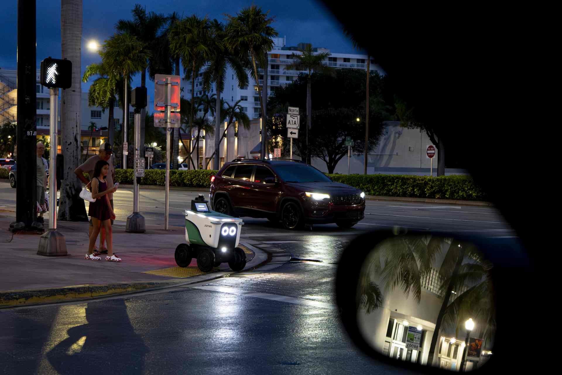 Un robot autónomo de reparto por acera, desarrollado por Serve Robotics, cruza la calle mientras realiza una entrega el 30 de agosto de 2026 en Miami Beach, Florida. (Foto de Al Drago/Getty Images)