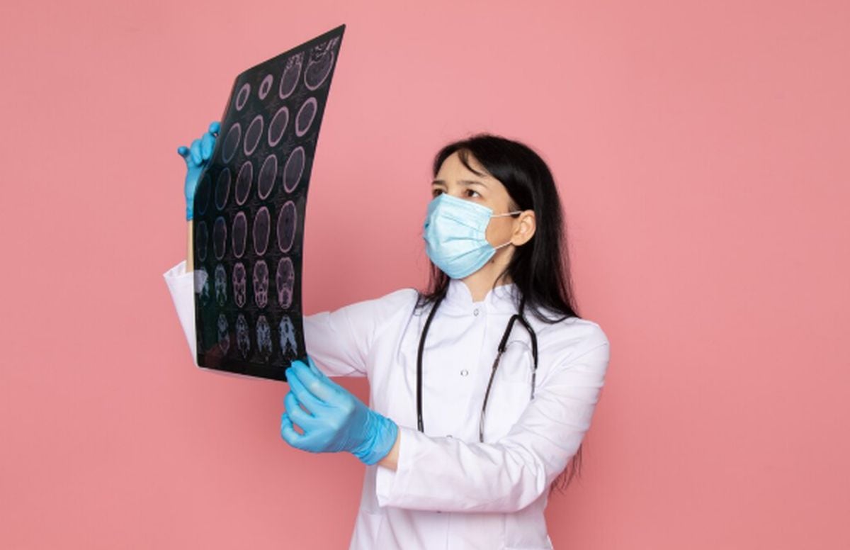 Una radioterapeuta tiene uno de los trabajos con mejor sueldo este 2026 (Foto: Freepik)