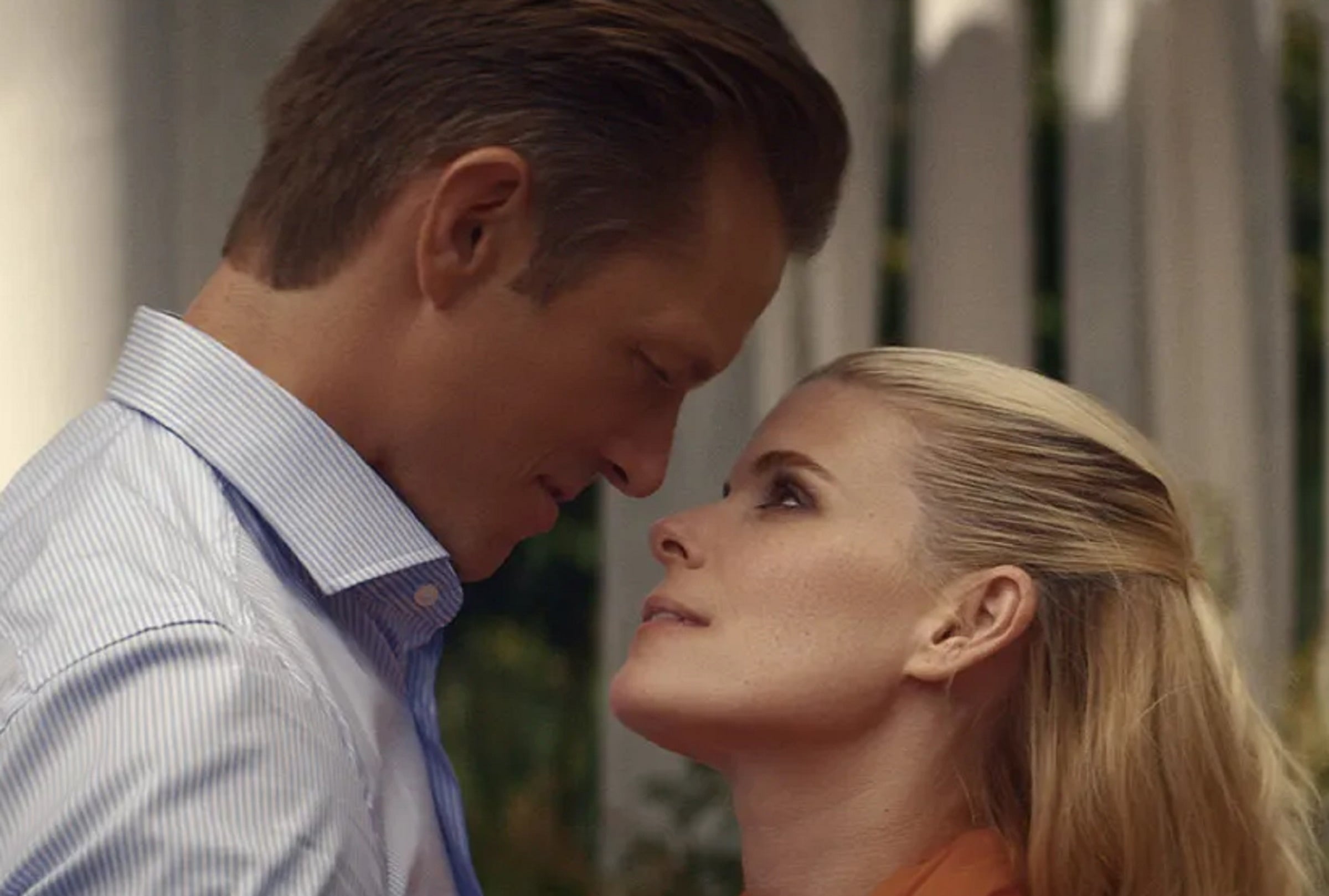 El matrimonio de Robert (Joel Kinnaman) y Nancy (Kate Mara) no es lo que parece en la serie de suspenso psicológico "Mujeres imperfectas" (Foto: Apple TV)