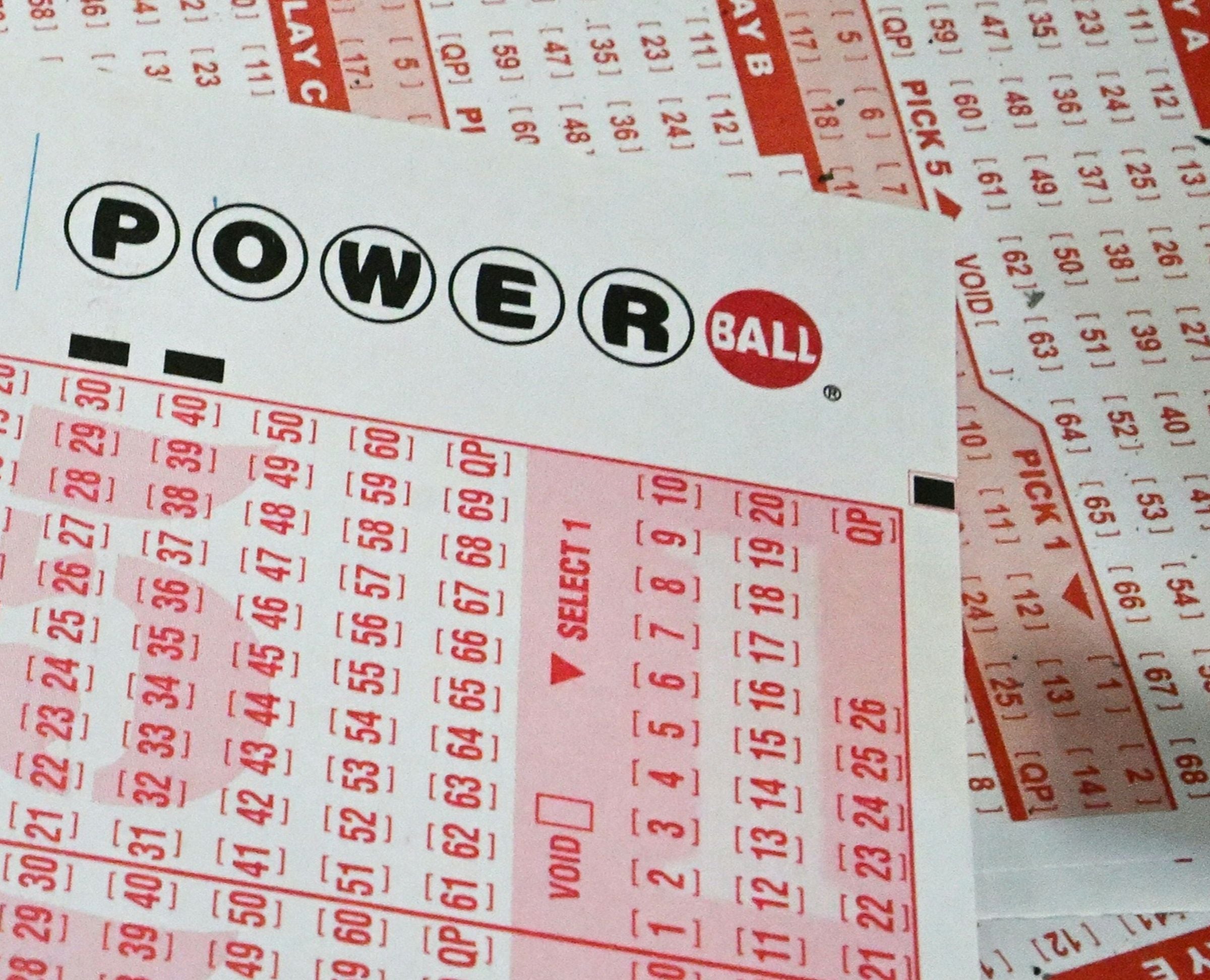 Por lo general, los participantes del Powerball pueden reclamar un premio de hasta $600 en cualquier lotería autorizada de la jurisdicción donde compraron el boleto. (Foto: Frederic J. Brown / AFP)