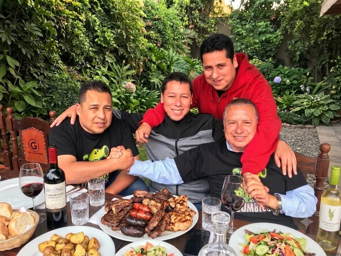 “El sueño de abrir un gran restaurante de carnes surgió de la motivación de involucrar a mi esposa y a mis tres hijos en el negocio. Fueron muchos años de trabajo, de esfuerzo, de ahorro y de temores”, recuerda Armando Tafur.