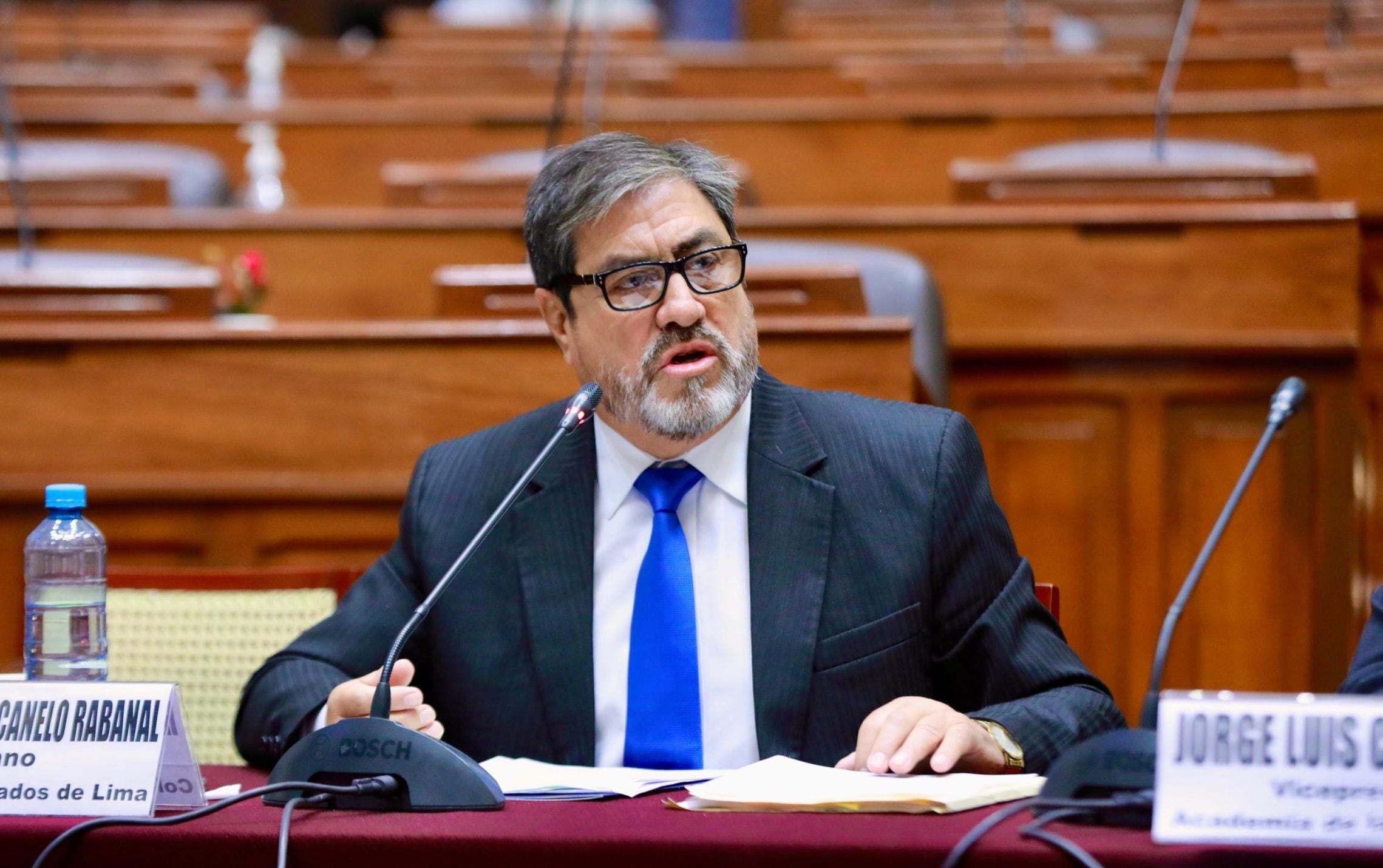 Raúl Canelo, decano del Colegio de Abogados de Lima, considera que situación de la presidenta representa un problema ético, por supuestas mentiras en torno a sus cirugías. (Foto: Congreso)