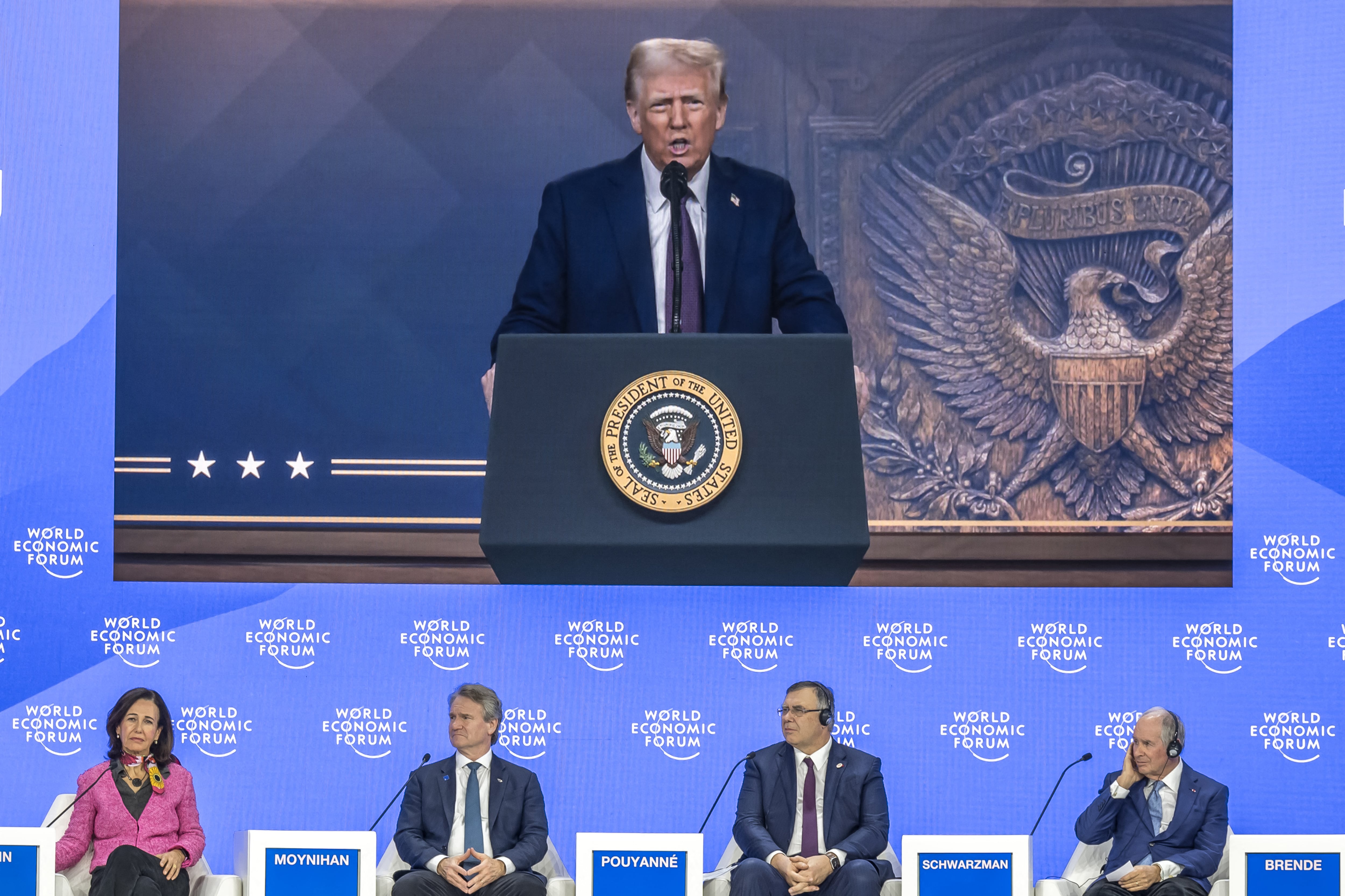 El presidente de Estados Unidos, Donald Trump, aparece en una pantalla gigante mientras se dirige a las élites globales en el Foro Económico Mundial en Davos el 23 de enero de 2025. Foto: Fabrice COFFRINI / AFP