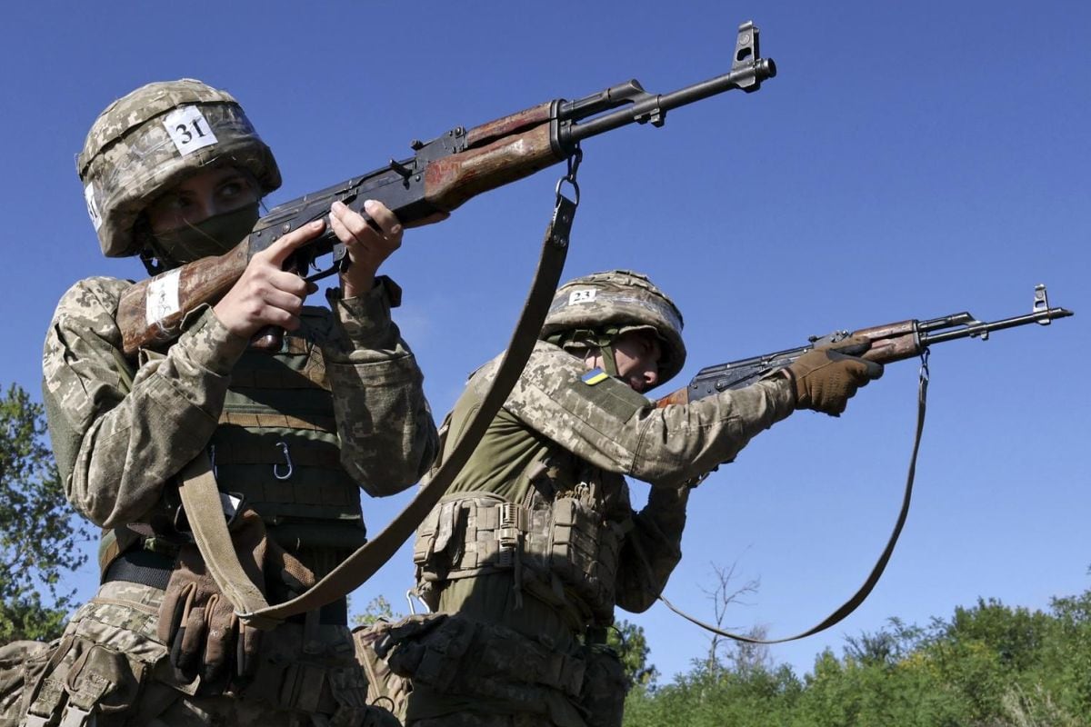 Una foto facilitada por el servicio de prensa de la 65.ª Brigada Mecanizada Independiente de las Fuerzas Armadas de Ucrania muestra a reclutas ucranianos practicando habilidades militares. Foto: EFE/EPA/SERVICIO DE PRENSA DE LA 65.ª BRIGADA MECANIZADA DE UCRANIA