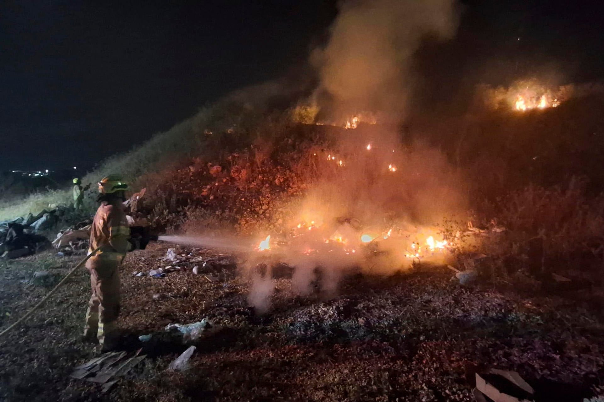 El Servicio de Bomberos y Rescate de Israel en las labores de extinción de varios lugares en los Altos del Golán tras recibir llamadas a la línea directa 102 después del ataque de Irán. (EFE/Bomberos Israel).