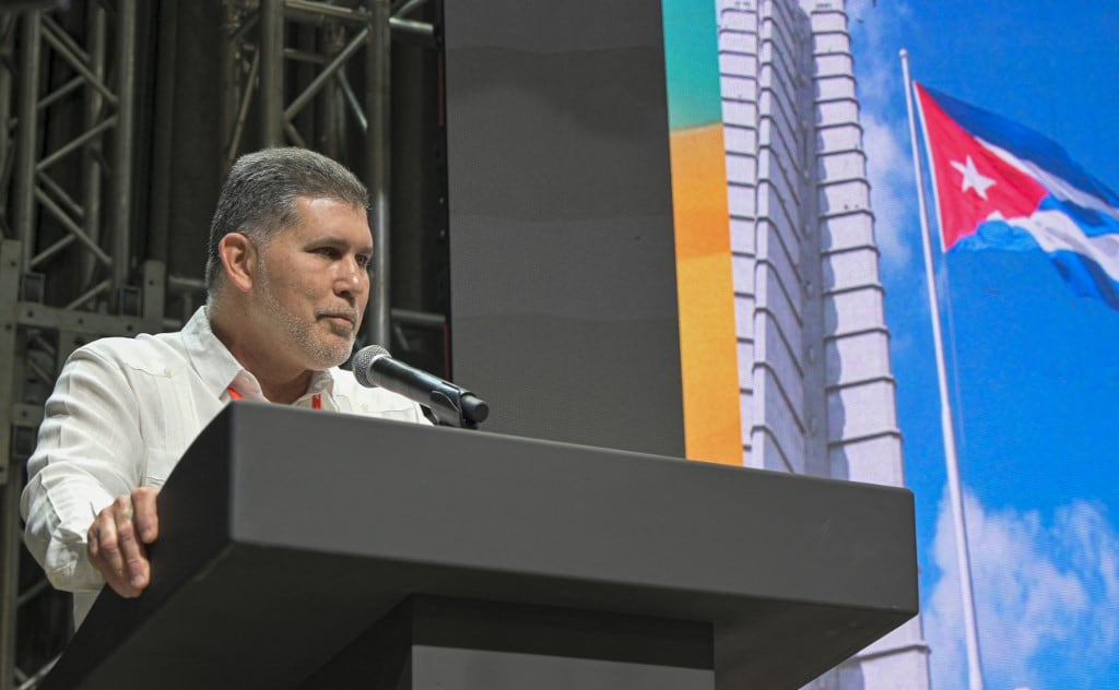 El ministro de Comercio Exterior e Inversión Extranjera de Cuba, Óscar Pérez-Oliva Fraga, pronuncia un discurso durante la 41.ª Feria Internacional de La Habana, el 25 de noviembre de 2025. (Foto: ADALBERTO ROQUE / AFP)