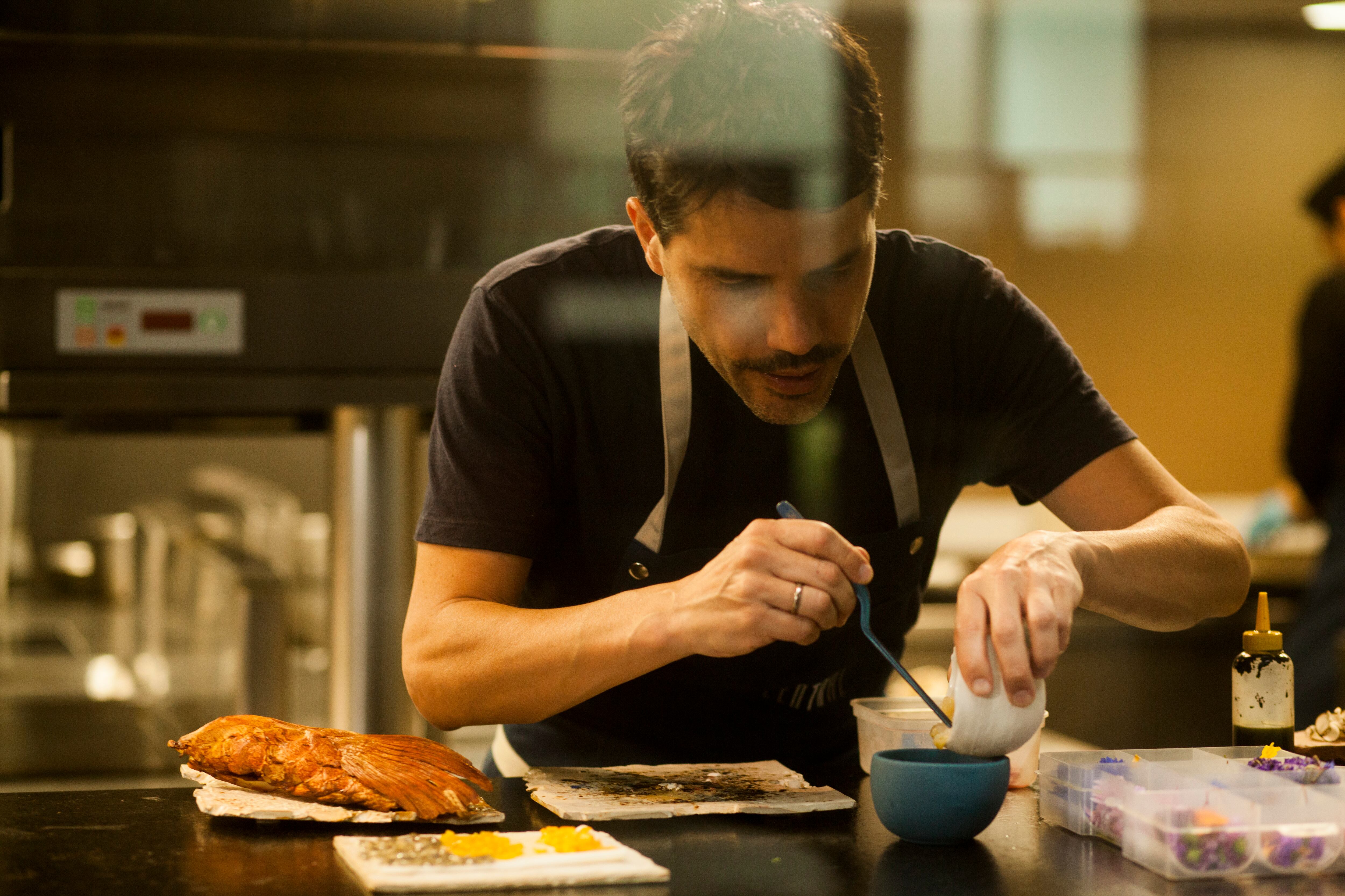Virgilio Martínez cocina nuevos proyectos vinculados a la gastronomía peruana con propuestas inmersivas. (Foto: Grupo Mater)