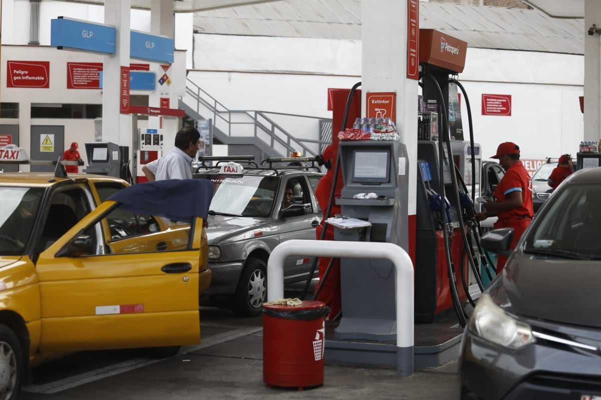 Conductores cargan GLP en el establecimiento, donde algunos usuarios señalan que solo se permite abastecer entre dos y tres galones por vehículo. (Foto: César Campos/@photo.gec)