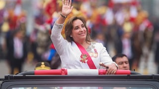 Dina Boluarte participa del desfile militar por Fiestas Patrias en medio de abucheos