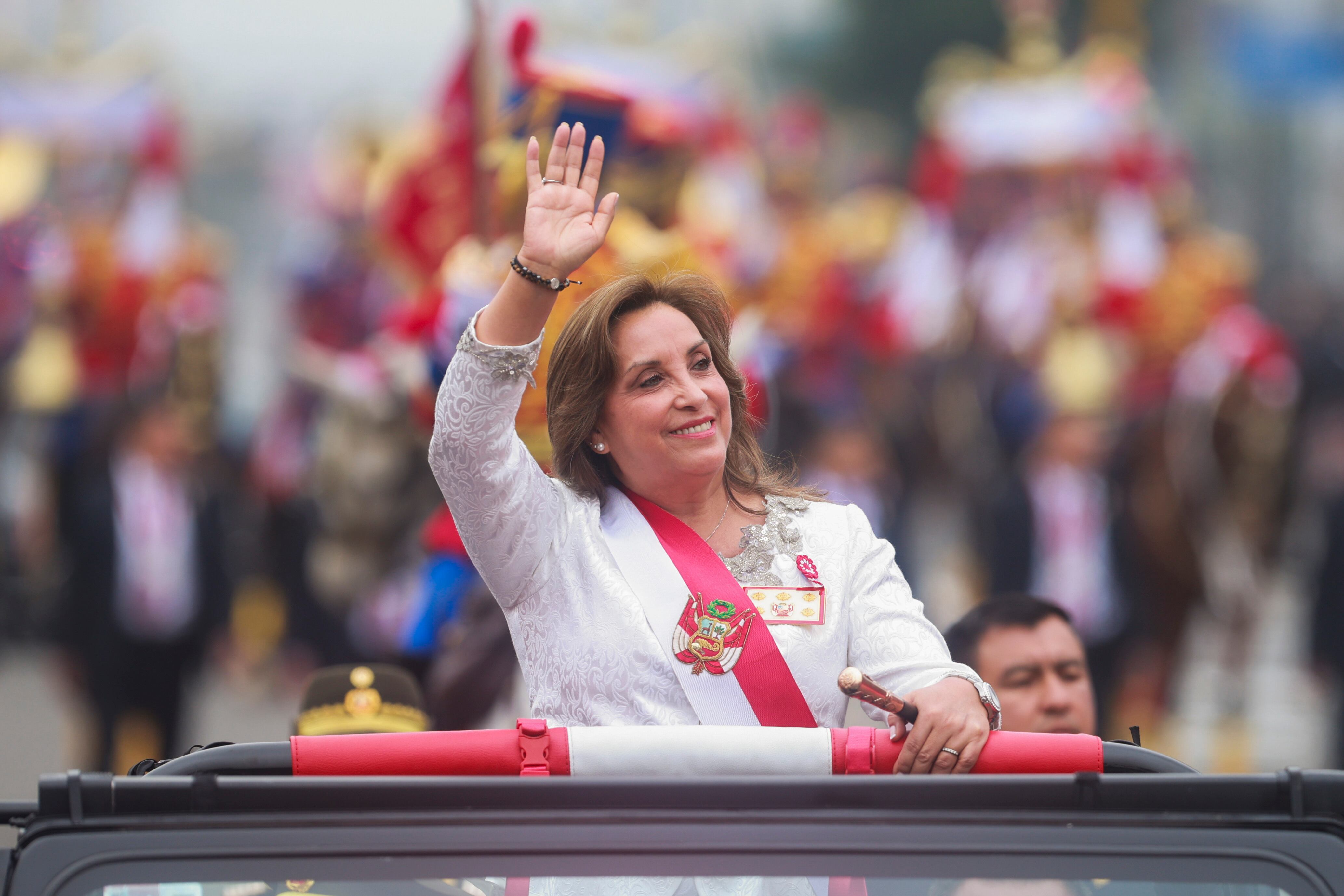 Un grupo de personas ubicadas en las inmediaciones lanzó abucheos y expresiones de rechazo al paso del convoy de Dina Boluarte. Foto: Presidencia