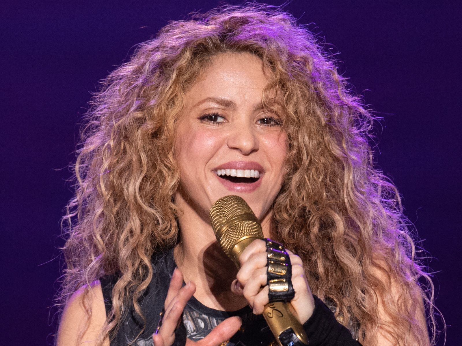 Shakira se luce sonriendo en el escenario de El Dorado World Tour, su sexta gira mundial. Esta se llevó a cabo entre junio y noviembre del 2018 (Foto: AFP)