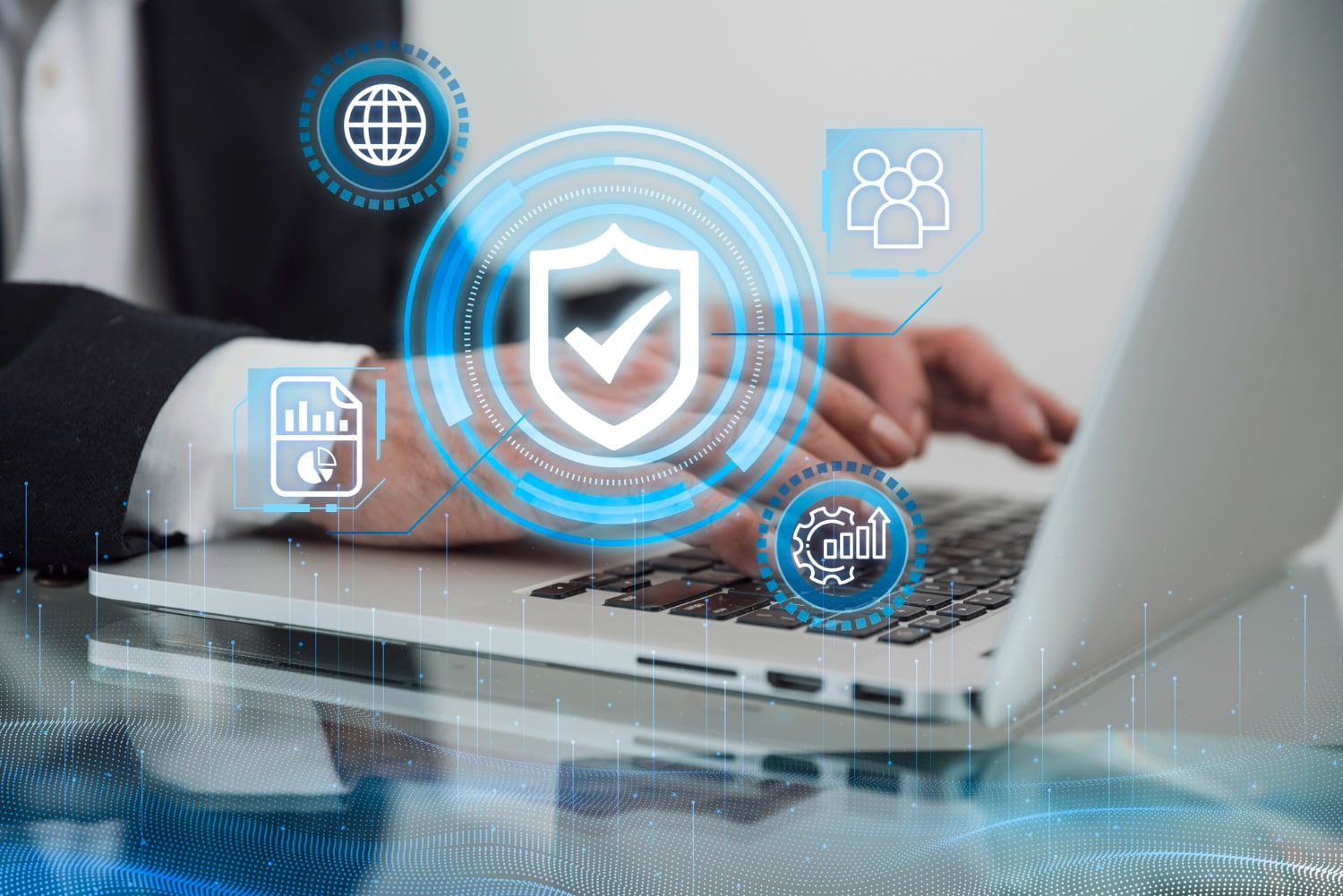 Expertos en ciberseguridad recomiendan actualizar sistemas y reforzar los controles de acceso para evitar que malware como SharkLoader comprometa la operación de las empresas. Foto: Magnific.com