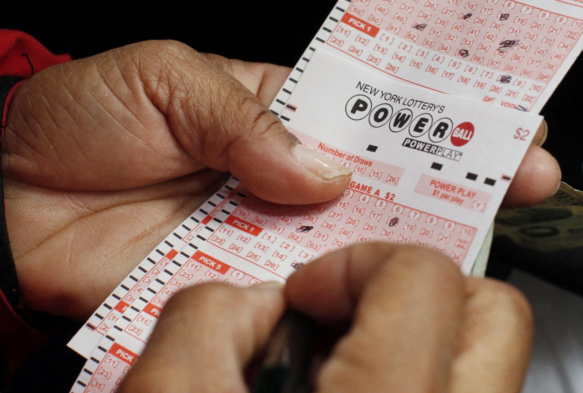 Revisa esta nota para que descubras quién ganó el Powerball hoy, lunes 23 de febrero, en EE.UU. (Foto: KENA BETANCUR / AFP)