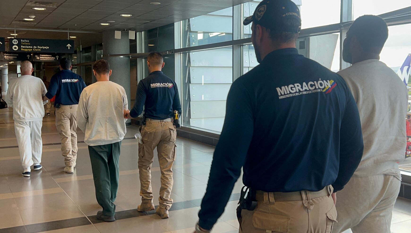 El flamante presidente José Raúl Mulino empezó el plan de repatriación con un grupo de ciudadanos colombianos (Foto: AFP)