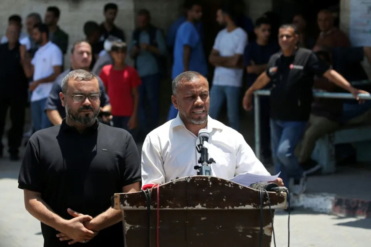 Ismail al-Thawabta, jefe de la oficina de prensa del gobierno de Hamás, ofrece una rueda de prensa en el Hospital Al-Aqsa en Deir al-Balah, en el centro de la Franja de Gaza, el 6 de julio de 2026. Foto: Eyad Baba / AFP
