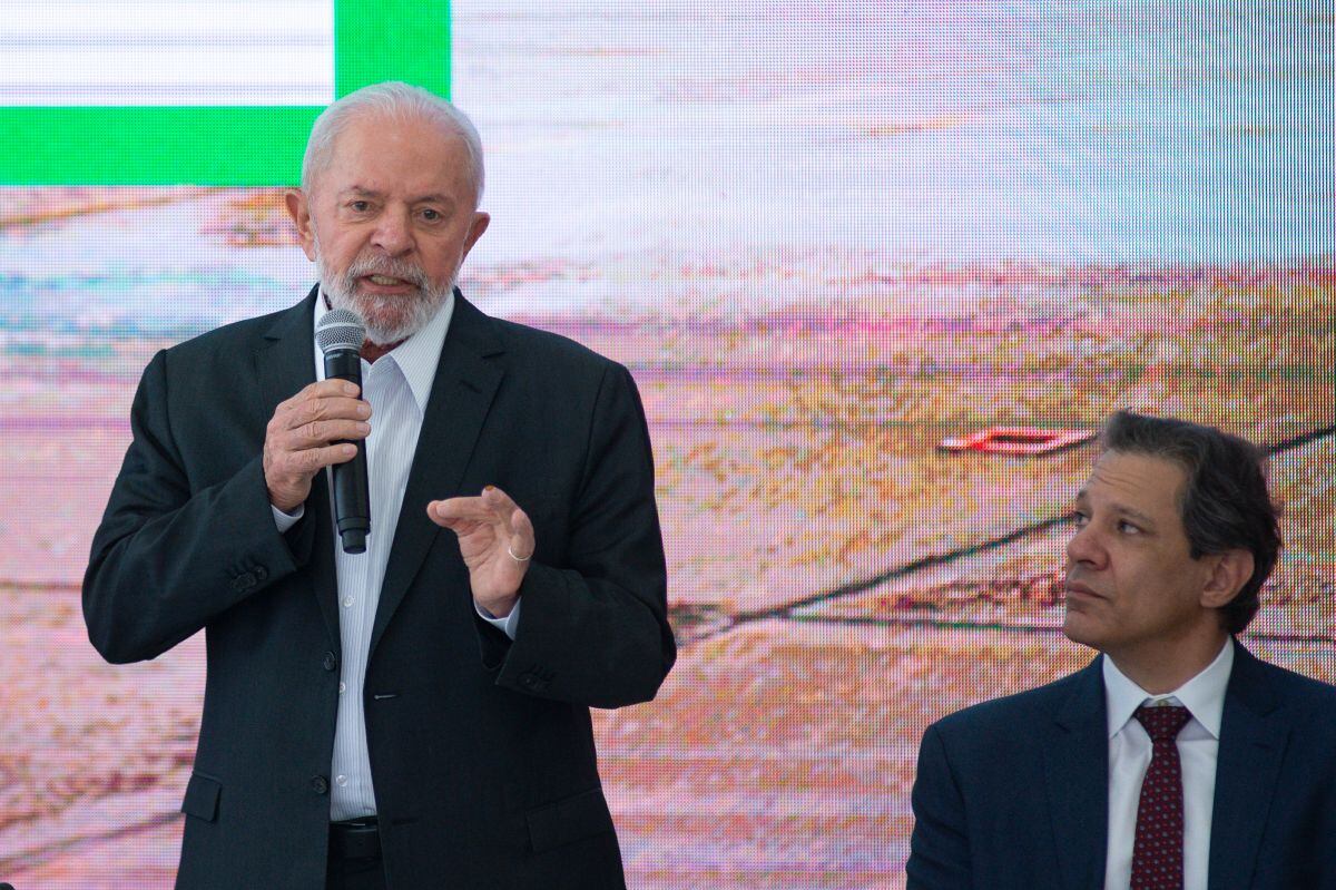 Luiz Inacio Lula da Silva, Brazils president, left, and Fernando Haddad, Brazils finance minister