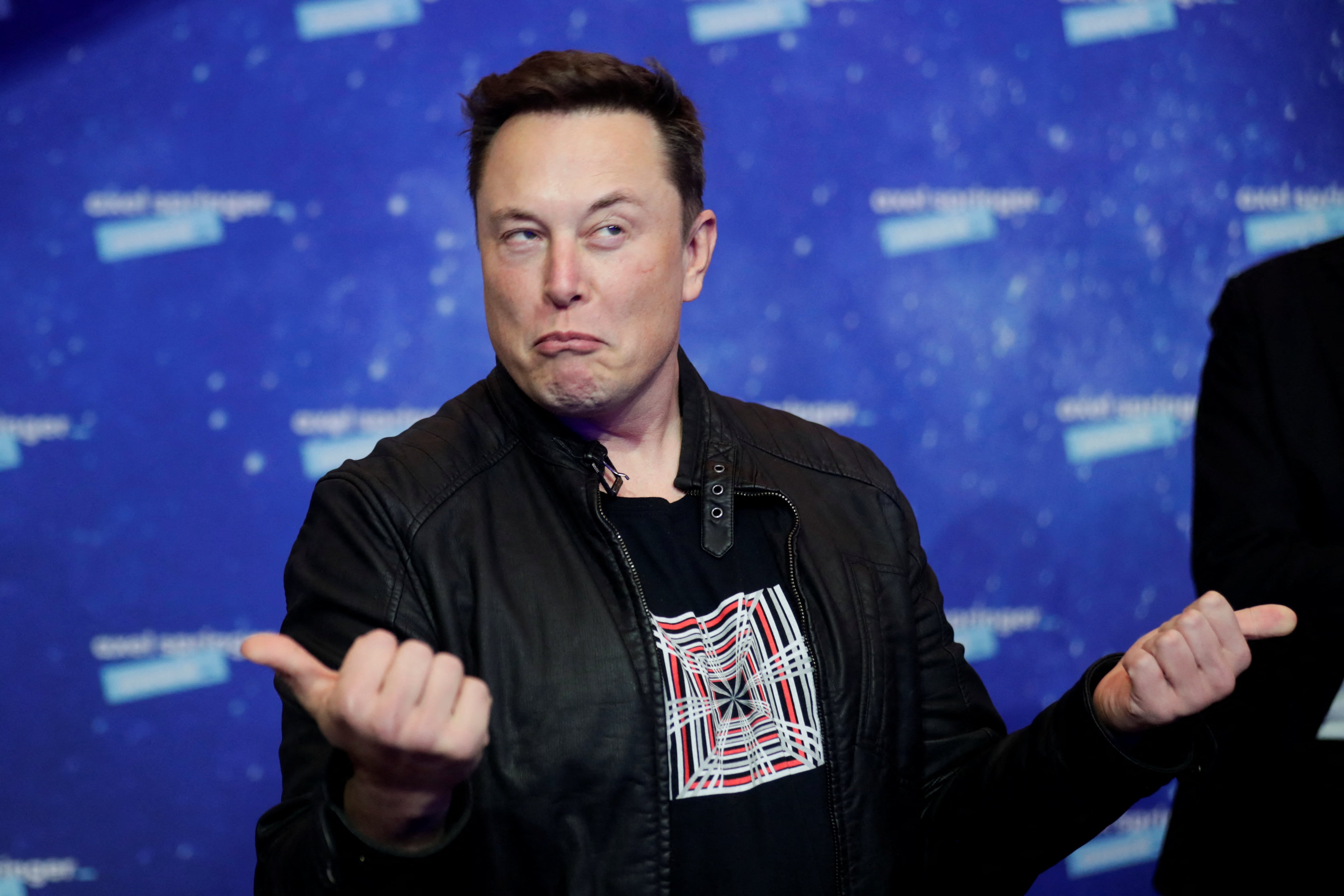 Elon Musk, propietario de SpaceX y CEO de Tesla, hace un gesto al llegar a la alfombra roja para la ceremonia de los Premios Axel Springer, en Berlín, el 1 de diciembre de 2020. (Foto de HANNIBAL HANSCHKE / POOL / AFP)