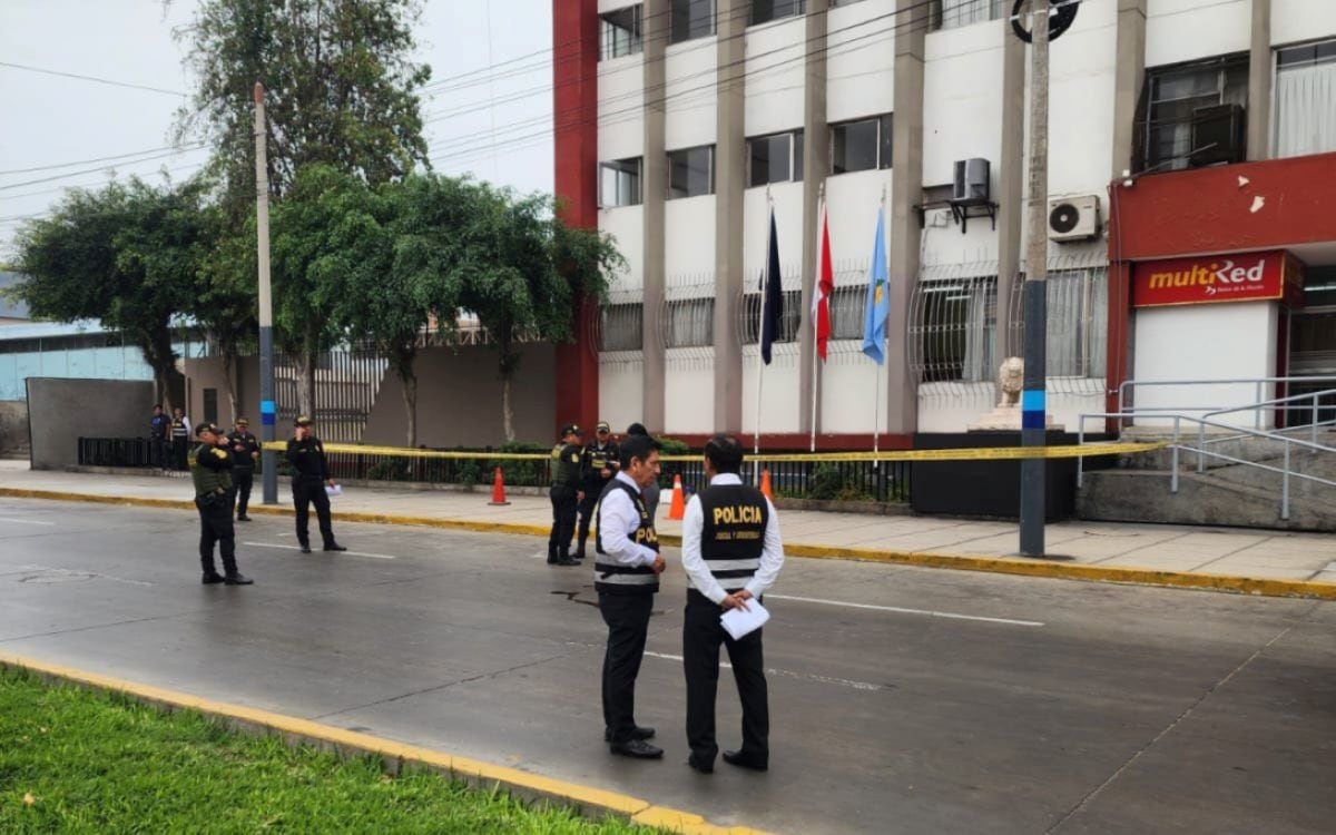 La Policía acordonó el perímetro de la sede judicial mientras se realizaban las diligencias para verificar y retirar el artefacto. Foto: Roger García/ X.