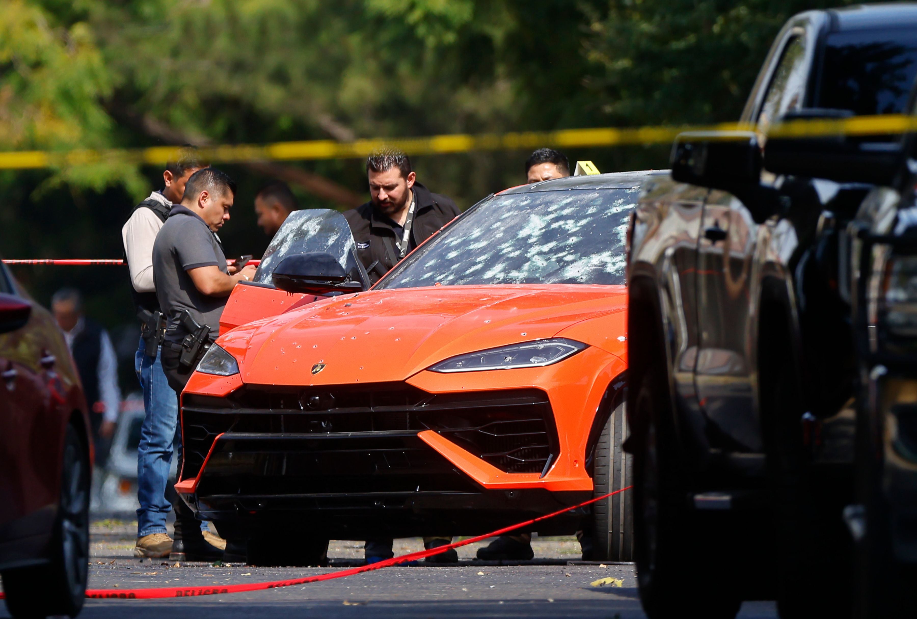 Integrantes de la Fiscalía del Estado de Jalisco trabajan en la zona de una balacera que dejó 3 personas fallecidas y cuatro personas heridas este lunes, en Zapopan, Jalisco (México). (Foto: EFE/Francisco Guasco)