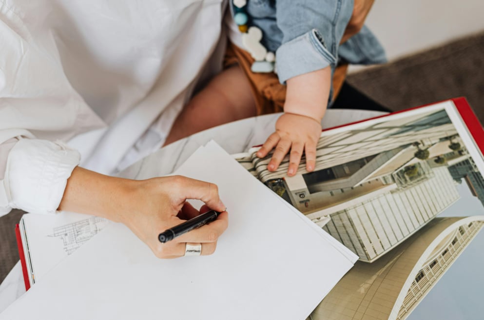 Otra brecha que se analizó durante la referida cumbre fue la diferencia de horas que mujeres y hombres le dedican al trabajo doméstico y de cuidado no remunerado. (Foto: Pexels)