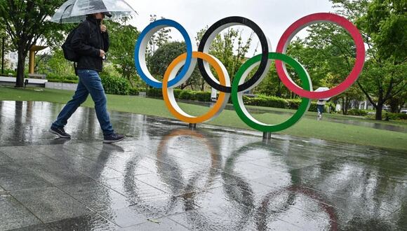 Un visitante camina bajo la lluvia delante del Museo Olímpico en Tokio. |Richard A. Brooks / AFP