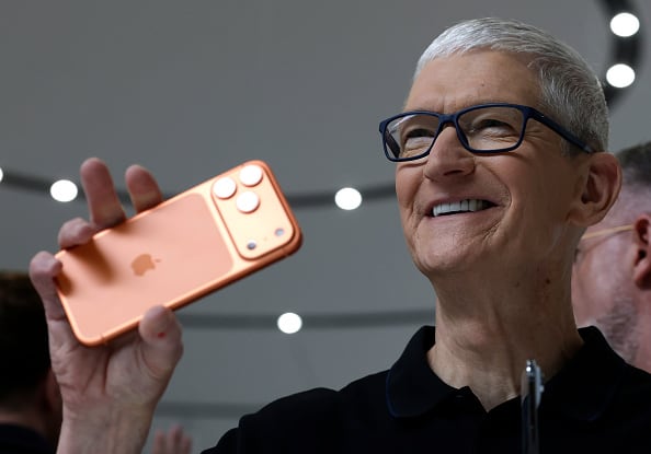Tim Cook fue uno de los primeros impulsores de un iPhone plegable.