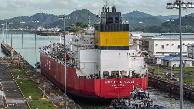 Canal de Panamá podría reducir aún más tránsitos diarios si continúa sequía