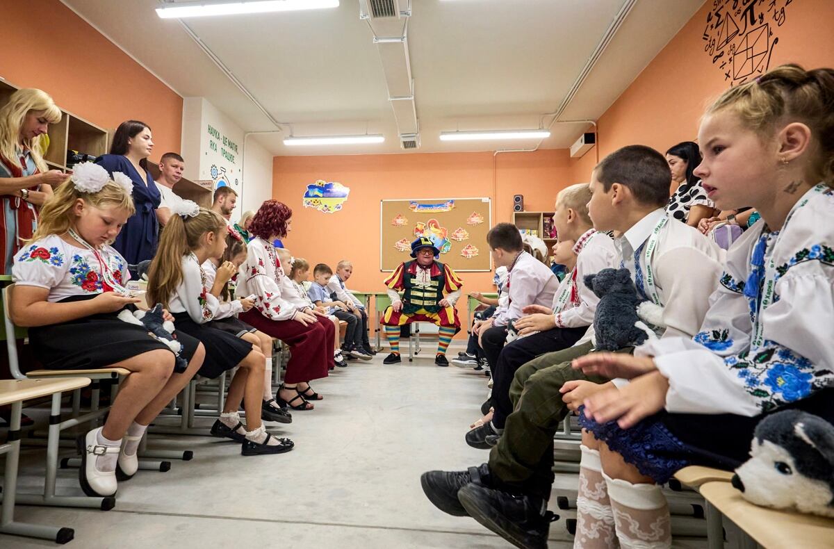 Járkov (Ucrania), 09/02/2024.- Los niños celebran el inicio del nuevo año escolar, conocido como el "Día del Conocimiento", en una escuela subterránea en Járkov (Ucrania), el 2 de septiembre de 2024, en medio de la invasión rusa. EFE/EPA/SERGEY KOZLOV