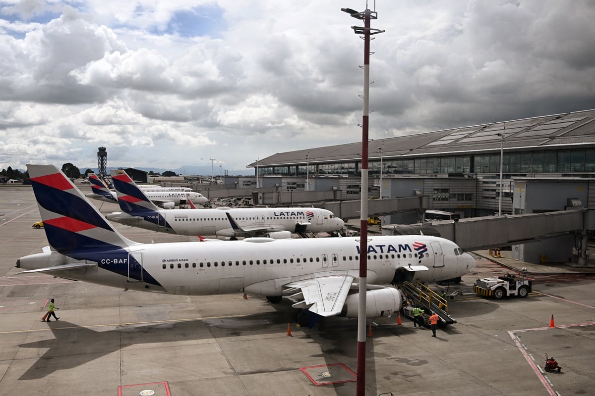 Aviones de la aerolínea LATAM son fotografiados en la pista del Aeropuerto Internacional El Dorado, en Bogotá el 19 de mayo de 2025, donde no se cobra TUUA de transferencia internacional. (Raul ARBOLEDA / AFP).