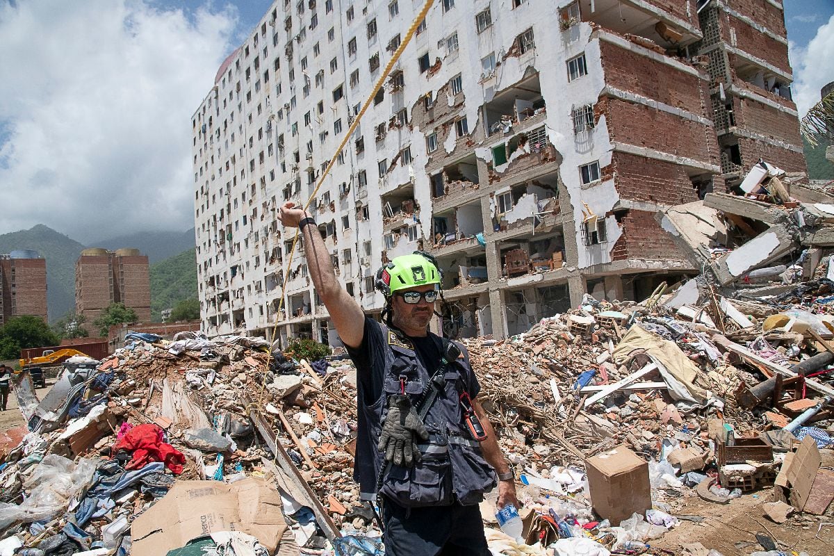 Equipos de rescate del condado de Fairfax, Virginia, EE. UU., buscan sobrevivientes entre los edificios destruidos tras los terremotos del 24 de junio en Caraballeda, estado de La Guaira, Venezuela, el miércoles 1 de julio de 2026. El número de muertos por los dos terremotos que azotaron Venezuela la semana pasada ascendió a casi 2000, a medida que las réplicas disminuyeron en frecuencia e intensidad y las autoridades ampliaron las labores de recuperación. Fotógrafo: Bloomberg/Bloomberg
