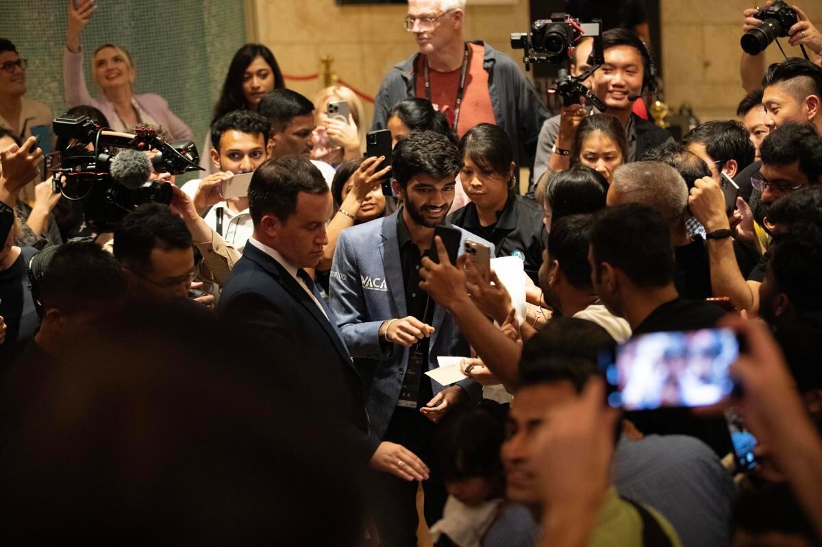 El gran maestro de ajedrez Gukesh Dommaraju (C) de India está rodeado de aficionados después de ganar la partida 14 contra Ding Liren (no en la foto) de China en el Campeonato Mundial de Ajedrez de la FIDE en Singapur, el 12 de diciembre de 2024. EFE/EPA/HOW HWEE YOUNG