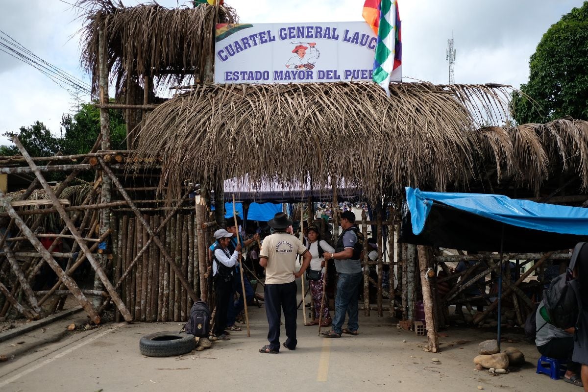 Un puesto de control de seguridad en el campamento que protegía al expresidente de Bolivia, Evo Morales, en Laucação, departamento de Cochabamba, Bolivia, en 2025.