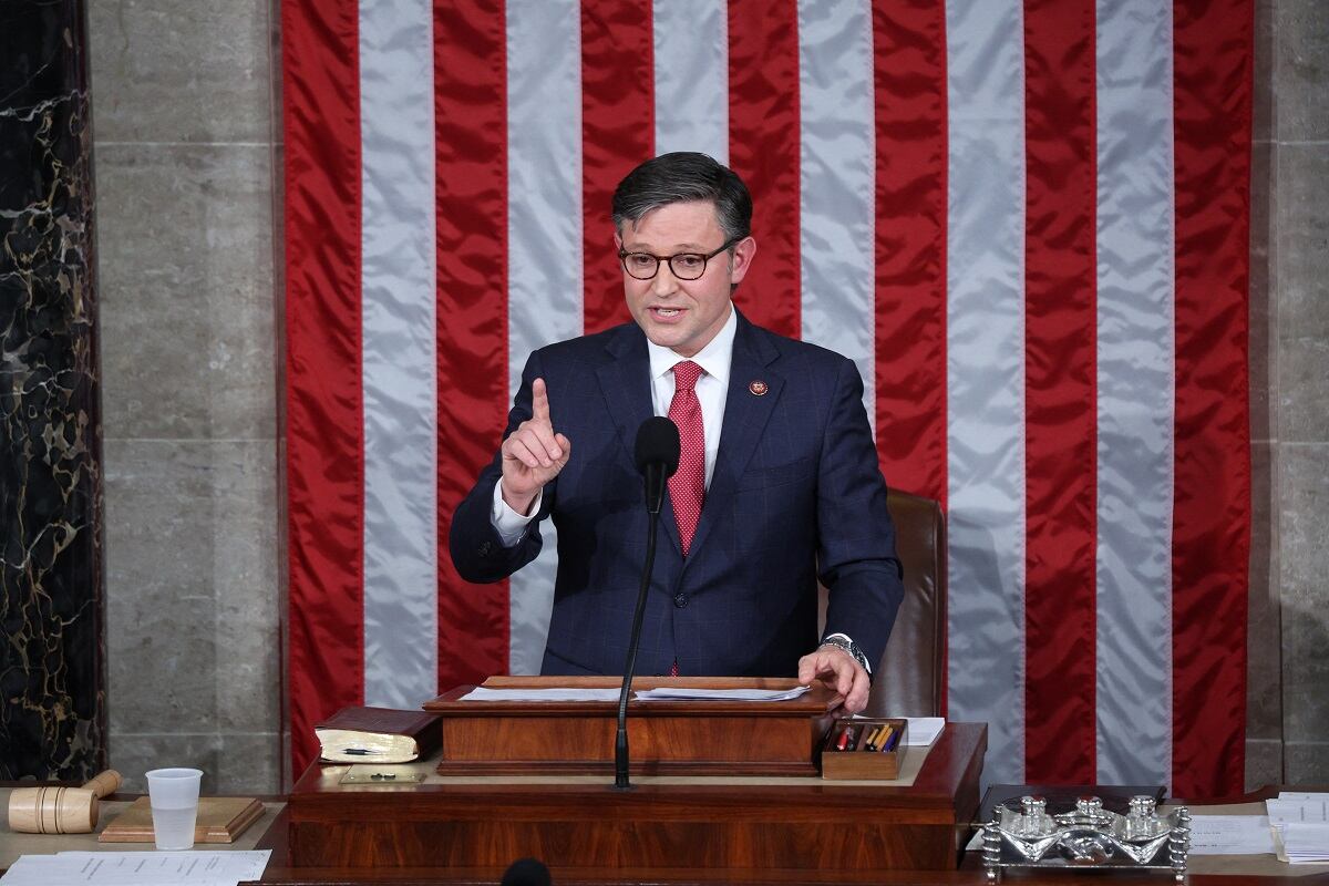 El recién elegido presidente de la Cámara de Representantes de los Estados Unidos, Mike Johnson, habla después de su elección en el Capitolio de los Estados Unidos en Washington, DC, el 25 de octubre de 2023. (Foto de TOM BRENNER / AFP)