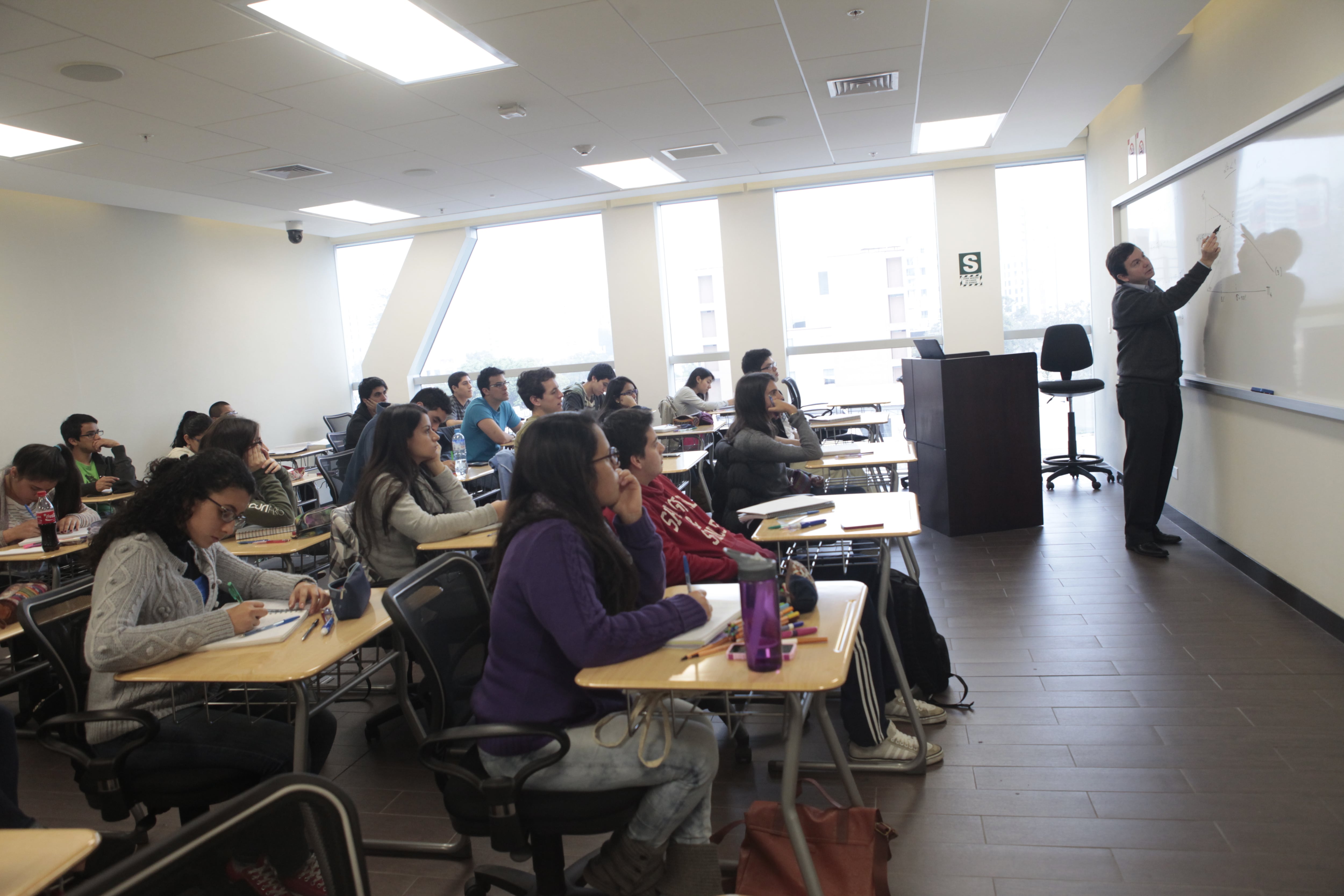 La mayoría de los jóvenes con un caudal de educación apuntarán a emigrar creando una pérdida en el capital humano acumulado que irá a ser productivo en un país diferente del que invirtió en ellos. (Foto: Lucero del Castillo)